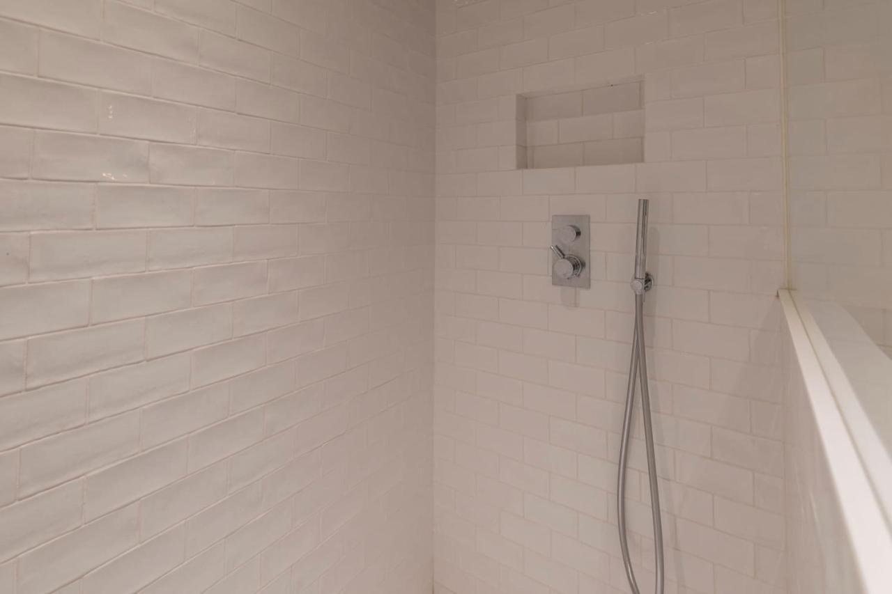 Spacious Apartment Rated 4 Stars In The Heart Of The Old Town Анси Екстериор снимка